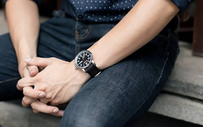 Nên đeo đồng hồ tay phải hay trái thì đúng cách? - Thegioididong.com