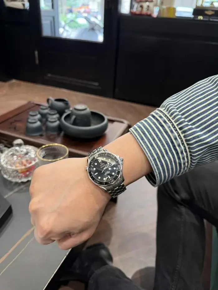 Nam nên đeo đồng hồ tay nào? Nam đeo đồng hồ tay trái hay phải