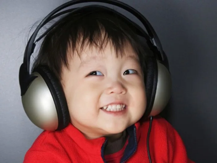 Đeo tai nghe ảnh hưởng đến thính lực của trẻ