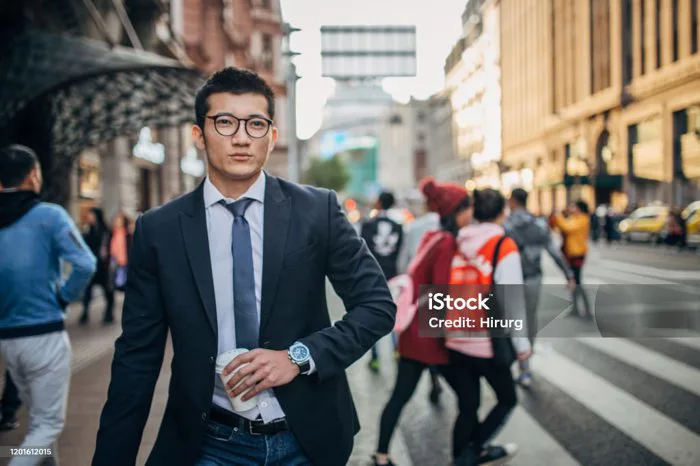 Người Đàn Ông Trung Quốc Đẹp Trai Đi Dạo Trên Đường Phố Hình ảnh Sẵn có -  Tải xuống Hình ảnh Ngay bây giờ - iStock
