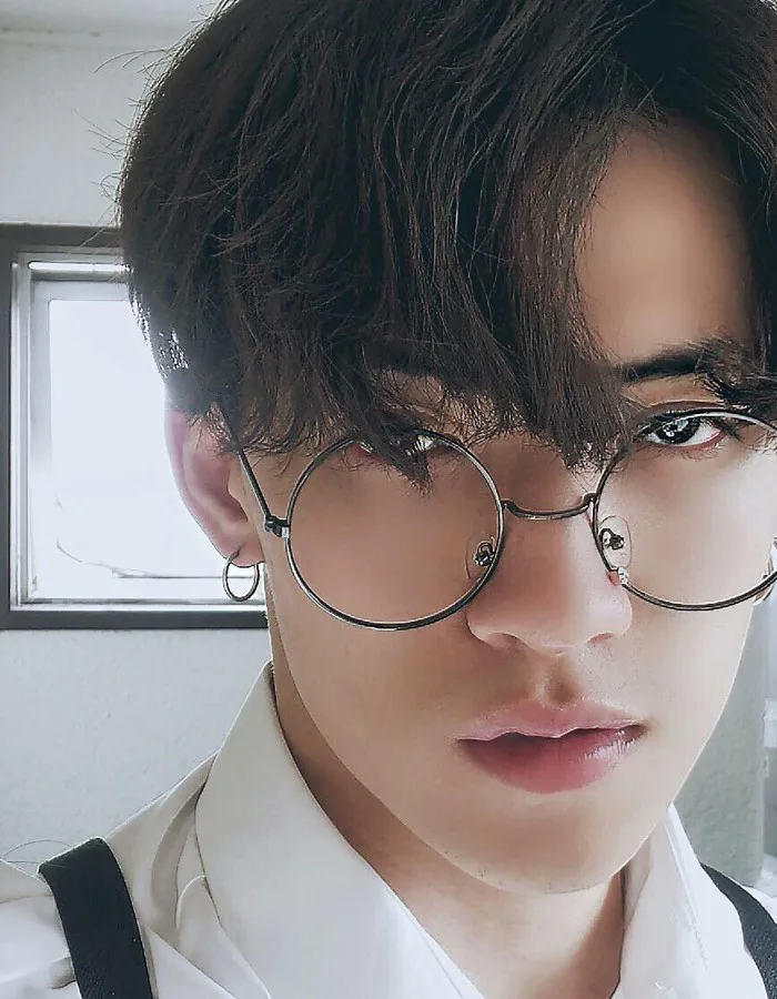 Crush anh chàng đọc sách trên tàu điện, về xem Facebook mới biết là trai  Việt lại còn rất bảnh!
