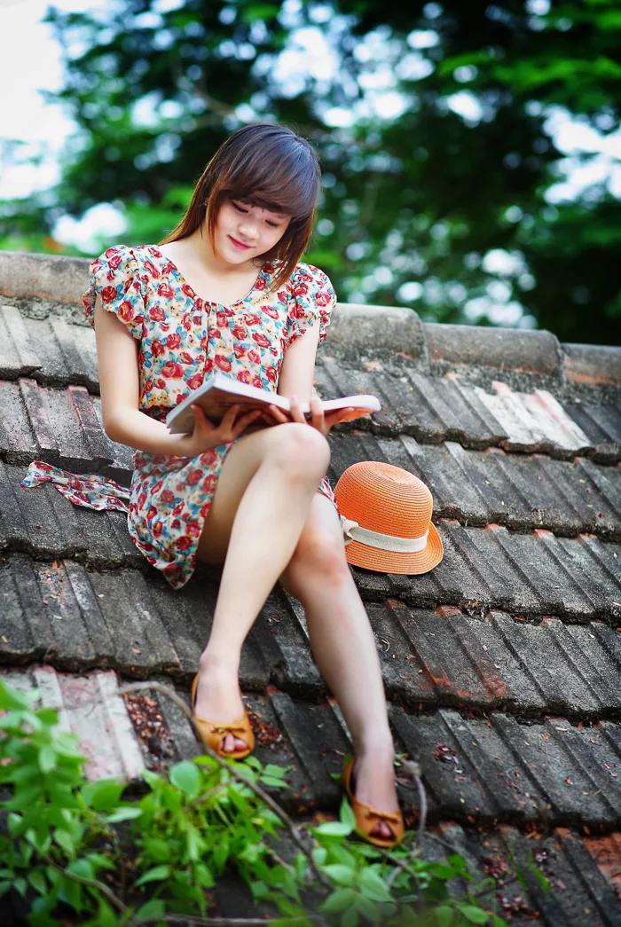 hình ảnh : tay, sách, nhóm, những người, con gái, đàn bà, tóc, nhiếp ảnh,  chơi, con trai, đứa trẻ, mái nhà, cũ, dễ thương, đọc hiểu, Tìm kiếm, giống  cái, Brunette,