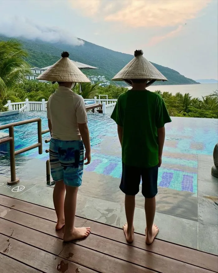 Lâm Chí Dĩnh đăng ảnh đội nón lá, chơi thuyền thúng tại Hội An