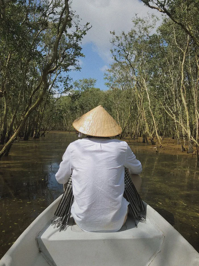 Quanh đi quẩn lại, nón lá hóa ra lại là item được nhiều KOLs sử dụng nhiều  nhất khi đi du lịch