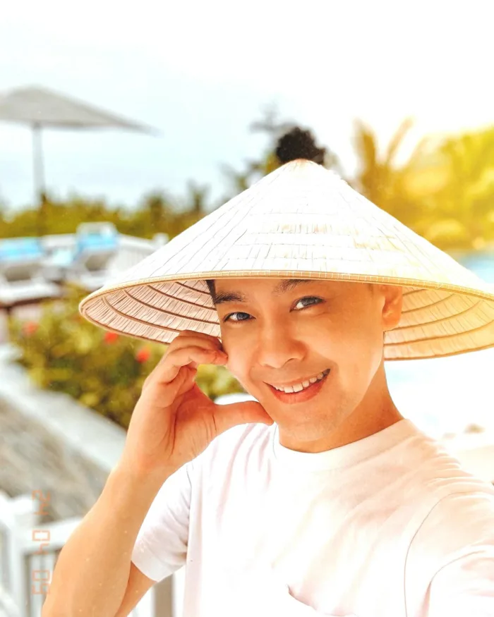 Lâm Chí Dĩnh đăng ảnh đội nón lá, chơi thuyền thúng tại Hội An