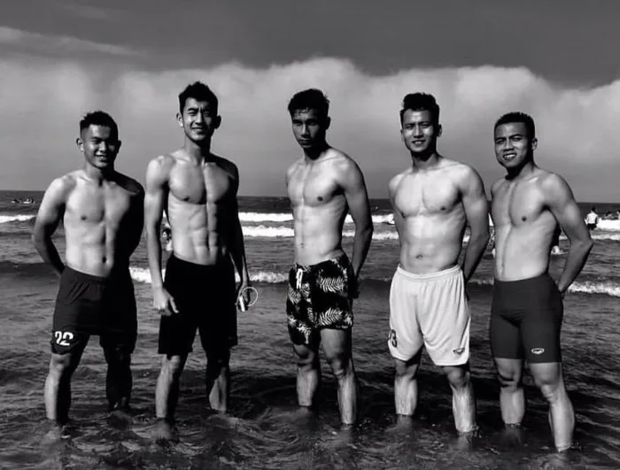 Cùng khoe body, nhưng dàn trai đẹp 6 múi CLB Hà Tĩnh ăn đứt các đàn anh Hà  Nội FC