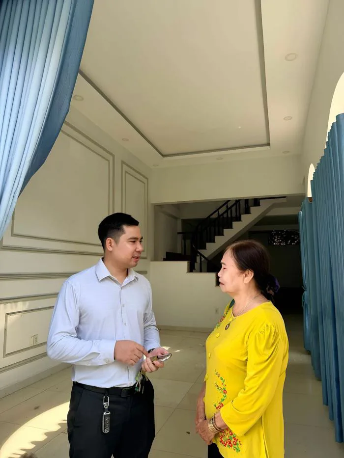 Mẹ Đức Tiến lưu luyến khi rời căn nhà của con trai ở Thủ Đức - Ngôi sao