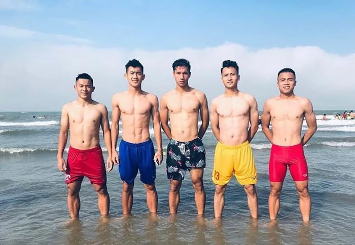 Cùng khoe body, nhưng dàn trai đẹp 6 múi CLB Hà Tĩnh ăn đứt các đàn anh Hà  Nội FC