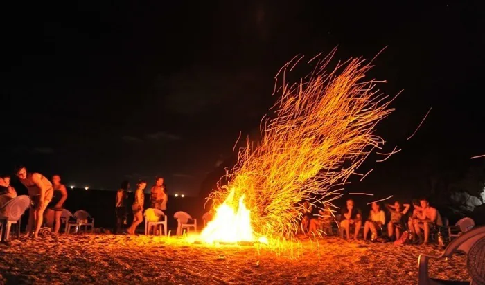 Tour đốt lửa trại tại Làng chài Nhơn Lý 1 ngày: Sắc màu hội tụ - Quy Nhơn  Go Travel