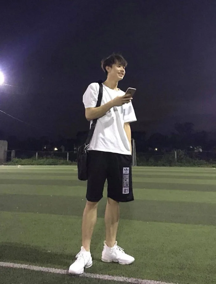 Đẹp trai, da trắng như con gái, nhiều tài lẻ... nam sinh Kinh Công này đang