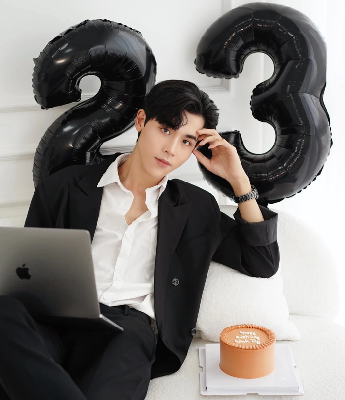 Thầy giáo gen Z đẹp trai và dạy văn hay khiến học sinh 'điêu đứng'