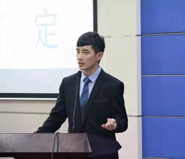Giảng viên chính trị 
