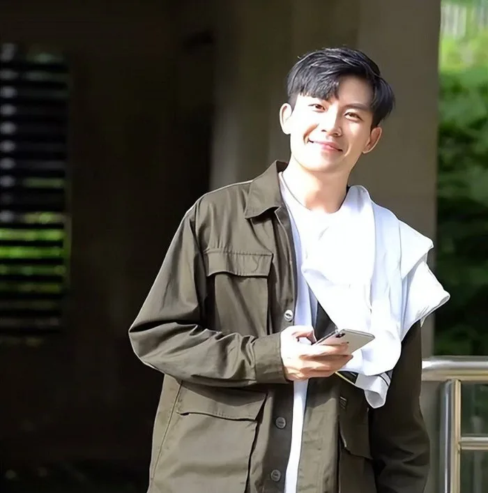 Từ người đưa tin thành giảng viên đại học, chàng trai 33 tuổi gây bão vì  quá đẹp trai