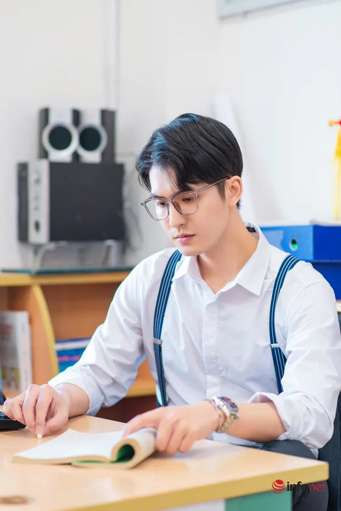 Sự thật sau bức ảnh thầy giáo điển trai dạy Toán đang 'hot rần rần' trên