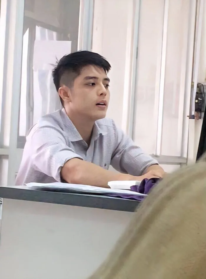 Những thầy giáo đẹp trai như diễn viên điện ảnh, mỗi lần đi dạy đều khiến  nữ sinh ngồi kín giảng đường