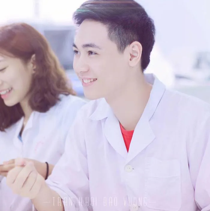 Trai ĐH Y Hà Nội đã đẹp sẵn rồi, khoác lên mình chiếc áo blouse trắng nữa  thì chị em không phát sốt mới lạ!