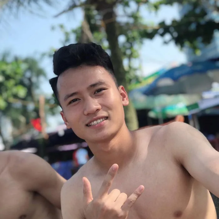 Cùng khoe body, nhưng dàn trai đẹp 6 múi CLB Hà Tĩnh ăn đứt các đàn anh Hà  Nội FC