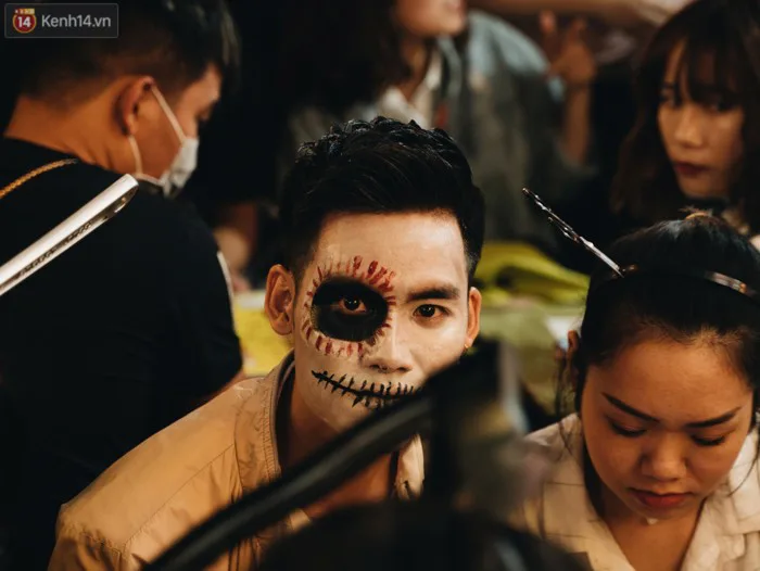 Năm nay dân tình chơi Halloween rôm rả thế, ra đường ngắm sương sương cũng  có 1 rổ ảnh trai xinh gái đẹp đem về!