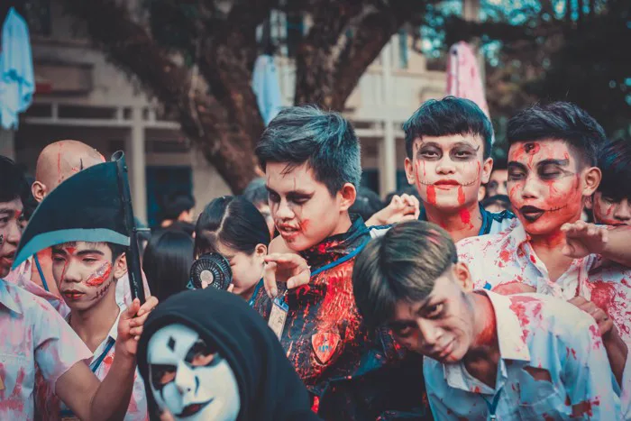 Đăng ảnh Halloween dọa người xem nhưng điều được chú ý là trường có quá  nhiều trai xinh gái đẹp