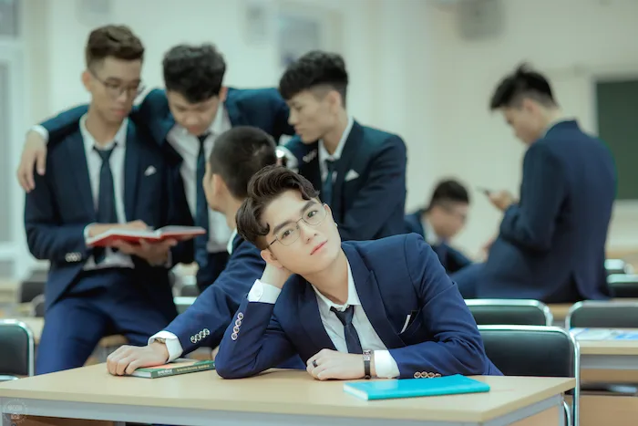Lớp trưởng hotboy gây sốt trong bộ ảnh kỷ yếu 