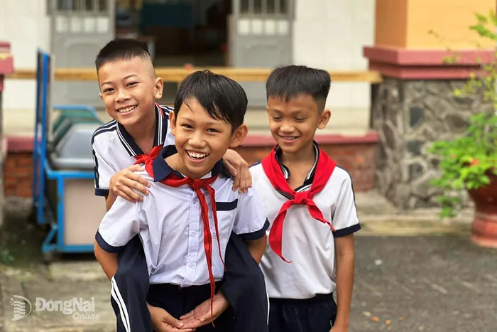 Tình bạn đẹp của cậu học trò khuyết tật - Báo Đồng Nai điện tử