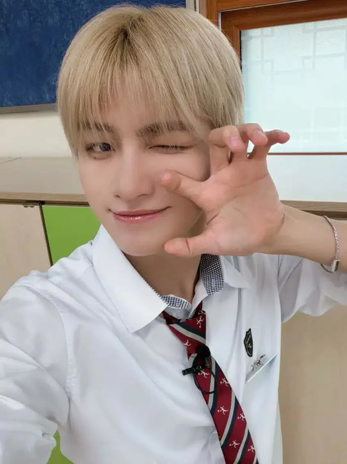 Ảnh selfie của Jihoon trong chuyến du lịch, vừa thể hiện vẻ đẹp trai vừa  thể hiện sự dễ thương. - quạt cộng Cộng đồng