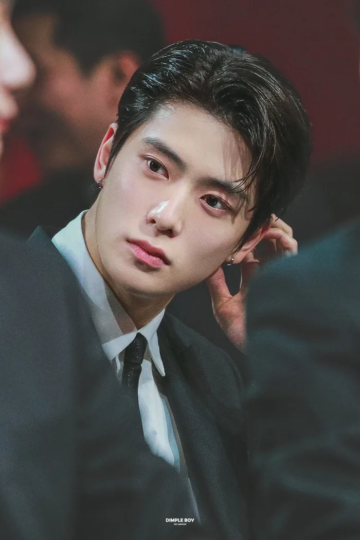 V và 9 nam idol có ngoại hình hoàn hảo đẹp chuẩn nhân vật hoạt hình