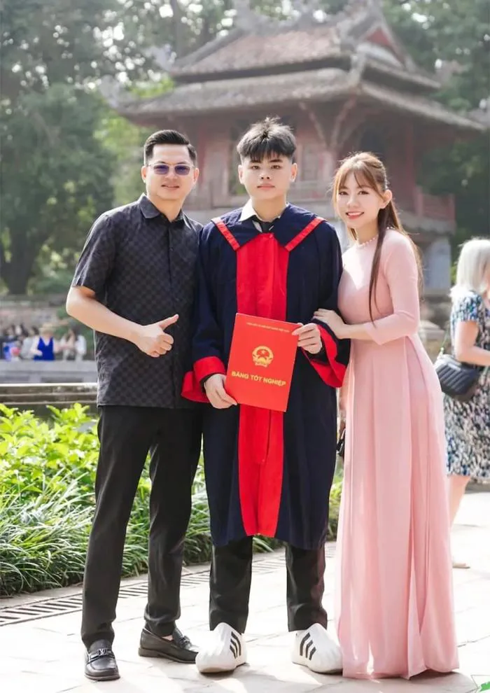 Bố mẹ chụp kỷ yếu cùng con mặc gì? Gợi ý outfit đẹp