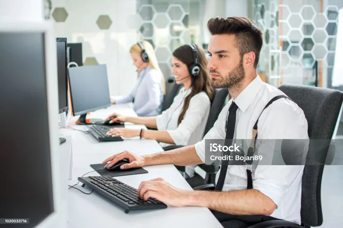 Chàng Trai Đẹp Trai Hấp Dẫn Làm Việc Trên Máy Tính Trong Văn Phòng Hình ảnh  Sẵn có - Tải xuống Hình ảnh Ngay bây giờ - iStock