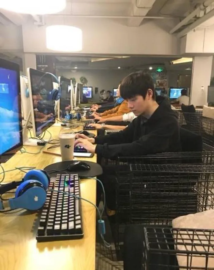 Soái ca phòng game với góc nghiêng thần thánh khiến cư dân mạng chao đảo
