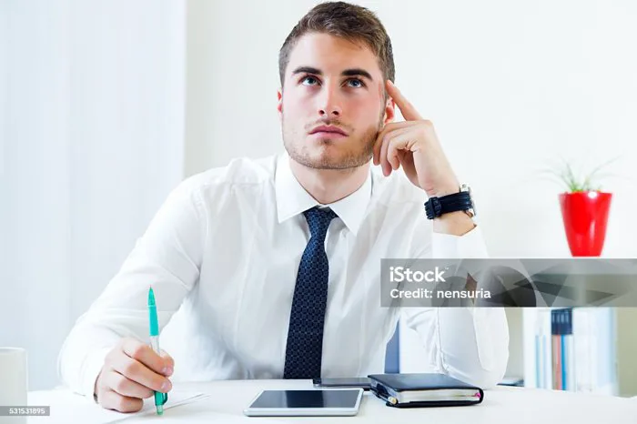 Chàng Trai Trẻ Đẹp Trai Làm Việc Trong Văn Phòng Của Mình Hình ảnh Sẵn có -  Tải xuống Hình ảnh Ngay bây giờ - iStock