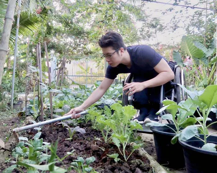 Chàng trai khuyết tật tự làm vườn rau xanh mướt