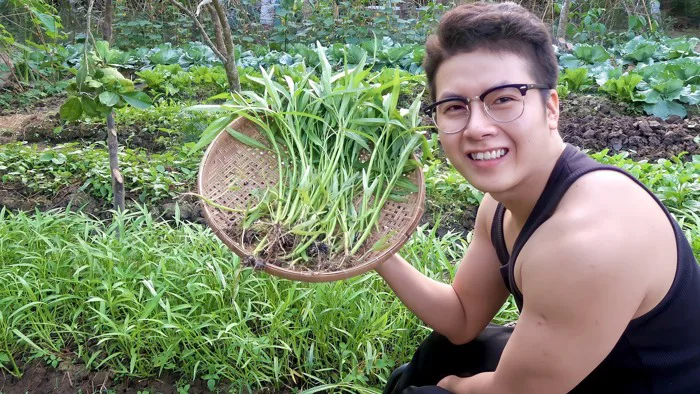 Chàng trai khuyết tật tự làm vườn rau xanh mướt