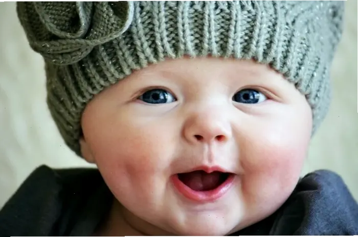 Hình ảnh bé trai má lúm đồng tiền: Nét duyên dáng và ý nghĩa văn hóa