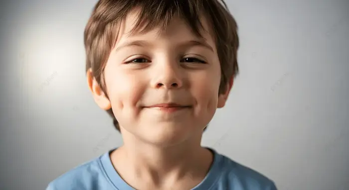 Hình nền Một Cậu Bé Có Lúm đồng Tiền Mỉm Cười ấm áp Trên Nền Xám Mềm Mại,  đứa Trẻ, Nụ Cười, Chân Dung Background Vector để tải xuống miễn phí -