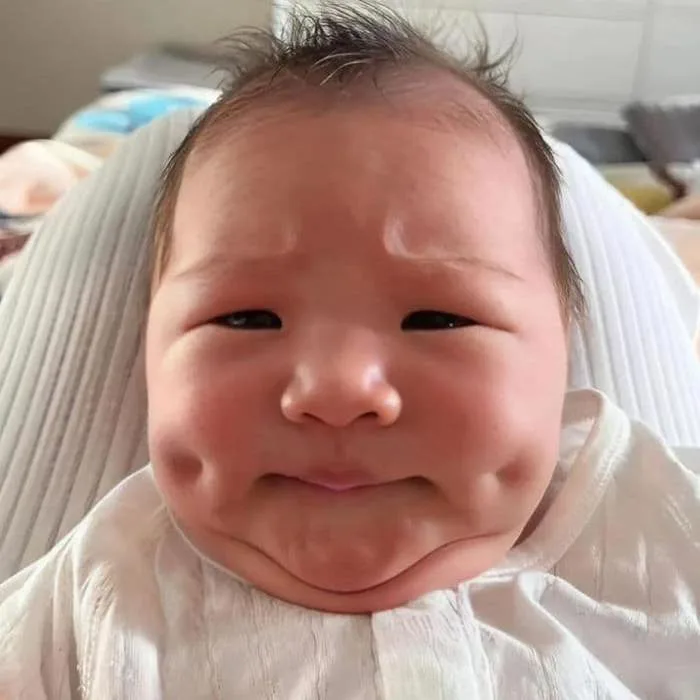 Em bé có má lúm đồng tiền theo quan điểm dân gian mang ý nghĩa như thế nào?