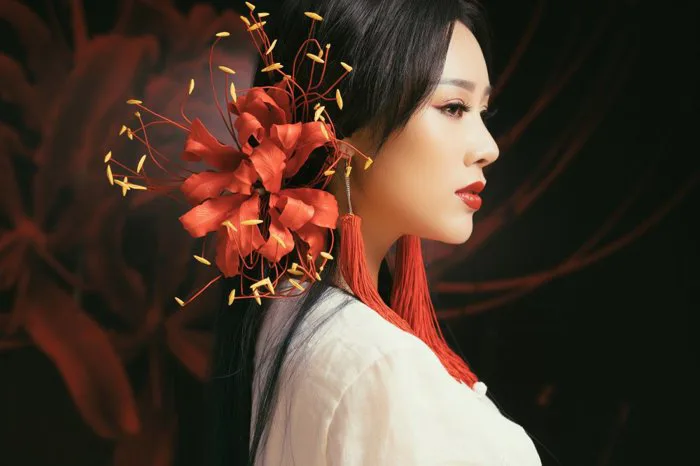 Vợ kém 18 tuổi của Việt Hoàn gây sốt với tạo hình ma mị