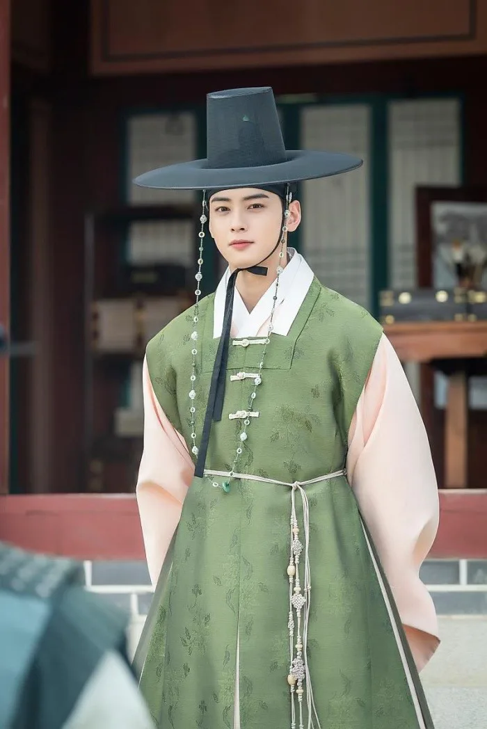 anh-trai-dep-mac-hanbok-1