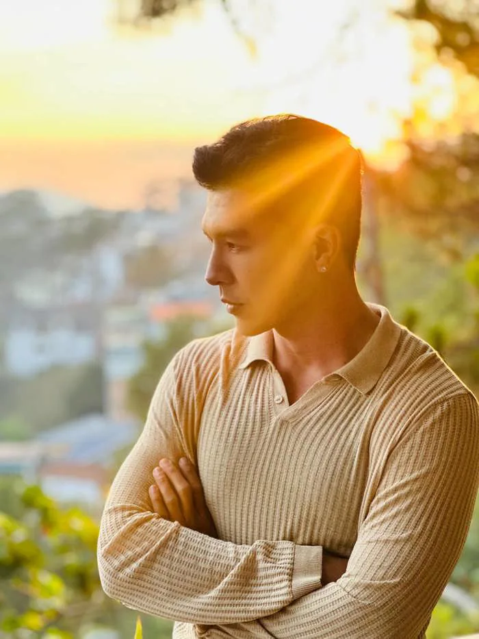 Mưa Đỏ: Thì ra đây là quá khứ của phản diện đẹp trai nhất màn ảnh