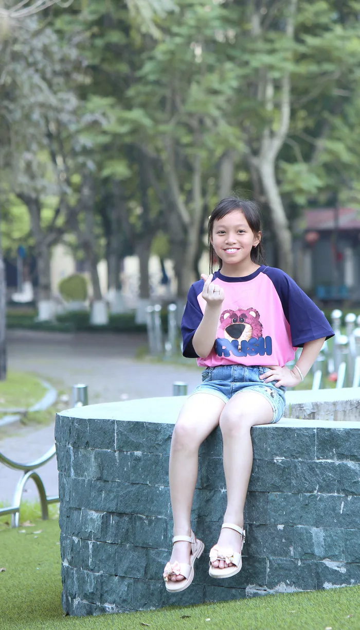 hình ảnh : con trai, nụ cười, Kiểu tóc, Nhiếp ảnh flash, cây, cỏ, vui mừng,  Đùi, Giải trí, mùa hè, tóc đen, sắc đẹp, vẻ đẹp, Chân người, Xanh điện, Đầu