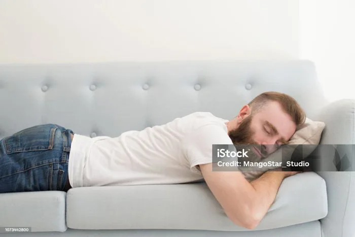 anh-trai-dep-nam-sofa-1