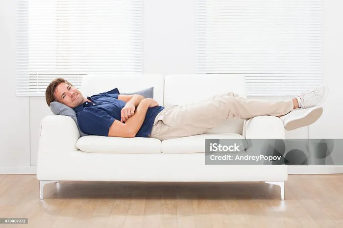 Người Đàn Ông Nằm Trên Ghế Sofa Ở Nhà Hình ảnh Sẵn có - Tải xuống Hình ảnh  Ngay bây giờ - 2015, Ban ngày, Chỉ có đàn ông - Nam - iStock
