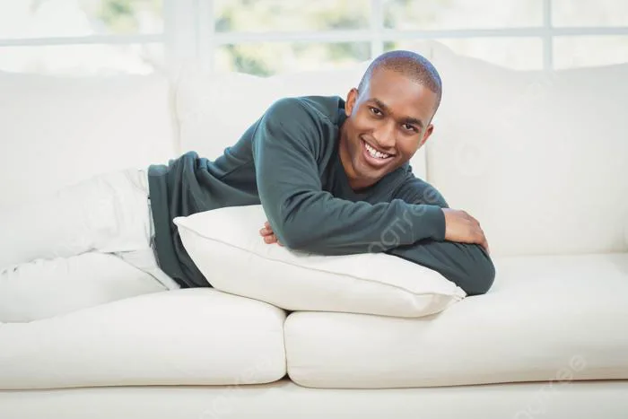 Người đàn ông đẹp Trai Nằm Trên Ghế Sofa Phòng Khách Hạnh Phúc Hình Chụp Và Hình  ảnh Để Tải Về Miễn Phí - Pngtree