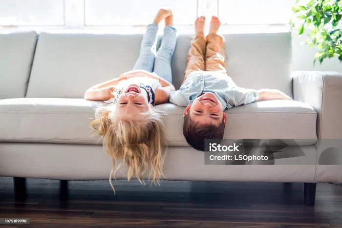 Cô Bé Xinh Đẹp Và Chàng Trai Đang Nằm Ngửa Trên Ghế Sofa Tôi Hình ảnh Sẵn  có - Tải xuống Hình ảnh Ngay bây giờ - iStock