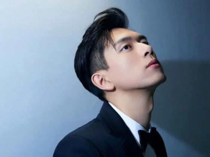 Mặt thật của bạn trai tháng 7 năm nào: Bị chê là xấu nhất nhà, nhìn ảnh  đứng cạnh mẹ fan gật gù