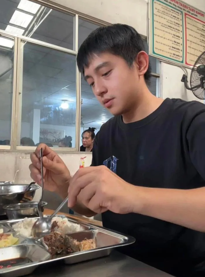 Chàng công nhân điển trai gây sốt với loạt clip đời thường