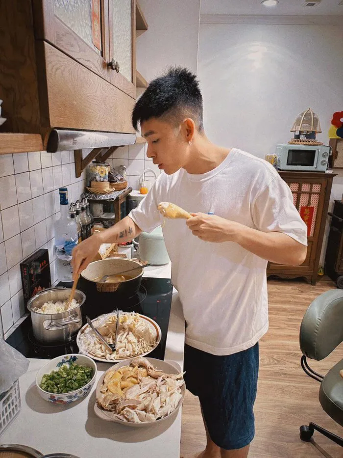Trai đẹp độc thân U40 của showbiz Việt khoe bữa cơm tại gia, chỉ nấu 1 món  đã đủ biết đảm đang