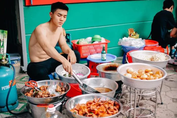 Tranh cãi dàn trai đẹp, cởi trần “khoe cơ bắp” phục vụ quán ăn vỉa hè Hà  Nội | Báo Dân trí