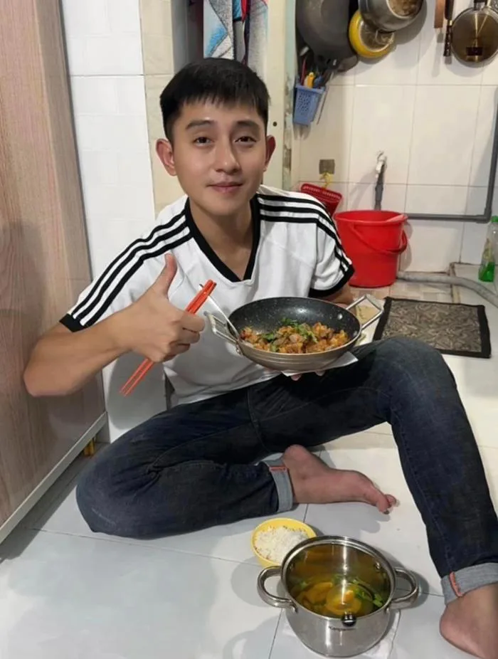 Chàng công nhân điển trai gây sốt với loạt clip đời thường