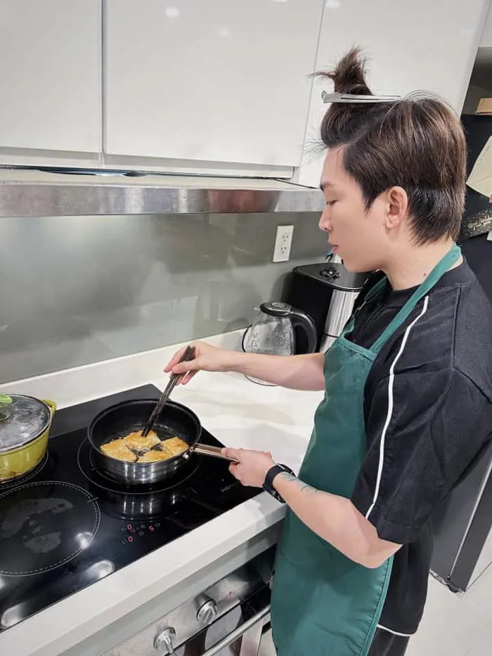 Trai đẹp đã hát hay lại nấu ăn ngon, nhiều fan thi nhau gọi là chồng